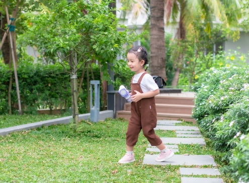 NỤ CƯỜI CỦA BÉ TỎA SÁNG CẢ KHU VƯỜN